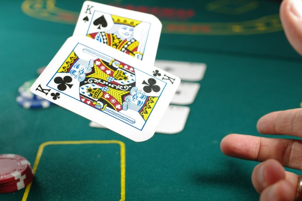 Il motivo per cui il poker online batte il poker dal vivo quando si gioca una partita di poker